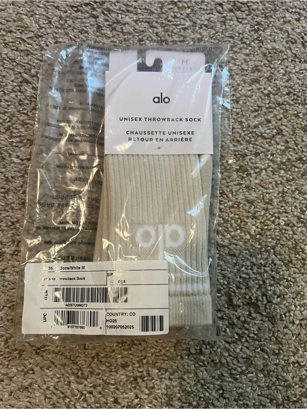 ALO Yoga  Crew Socks in Cream.